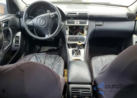 2005 Mercedes-Benz C 230K Sport Sedan z USA, uszkodzony, nr VIN WDBRF40J05F643327